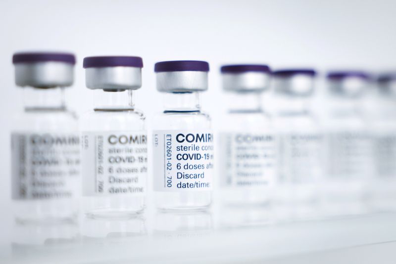 © Reuters. Empty vials of Pfizer/BioNTech's Comirnaty vaccine are pictured at Allergopharma's production facilities in Reinbek near Hamburg, Germany, April 30, 2021, as they started the Pfizer/BioNTech COVID-19 vaccine production. Christian Charisius/Pool via REUTERS  REFILE- CLARIFYING CAPTION