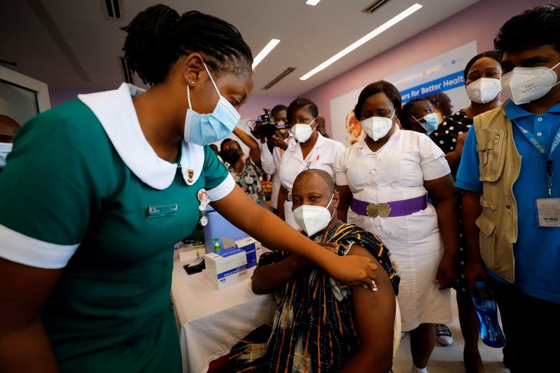 &copy; Reuters. Diretor Geral do Serviço de Saúde de Gana, Dr. Patrick Kuma-Aboagye, é vacinado contra a Covid-19 durante campanha de vacinação no Hospital Ridge em Acra, capital de Gana
02/03/2021 REUTERS/Francis Kokoroko/Foto de Arquivo