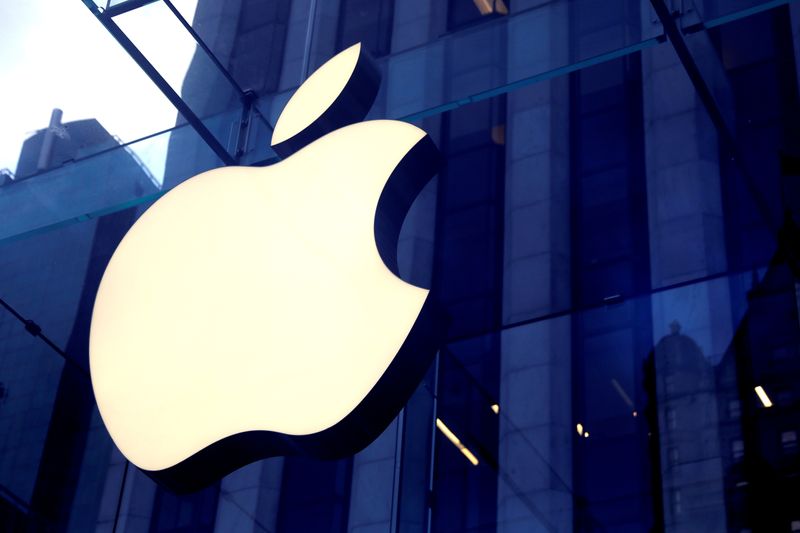 &copy; Reuters. Il logo Apple Inc all'ingresso dell'Apple Store sulla 5th Avenue a Manhattan, New York, USA, 16 ottobre 2019. REUTERS/Mike Segar 
