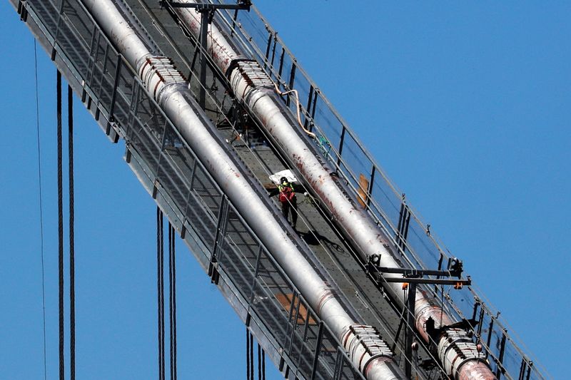 &copy; Reuters. FOTO DE ARCHIVO: Un trabajador de la construcción escala los cables del noreste del puente George Washington, en la ciudad de Nueva York, Nueva York, Estados Unidos, 30 de marzo de 2021. REUTERS/Mike Segar