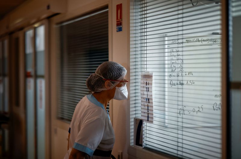 &copy; Reuters. La France compte 2.754 patients soignés en services de réanimation à cause du COVID-19, selon les données officielles publiées mercredi, qui font état également de 96 décès supplémentaires à l'hôpital liés à l'épidémie de coronavirus. /Pho