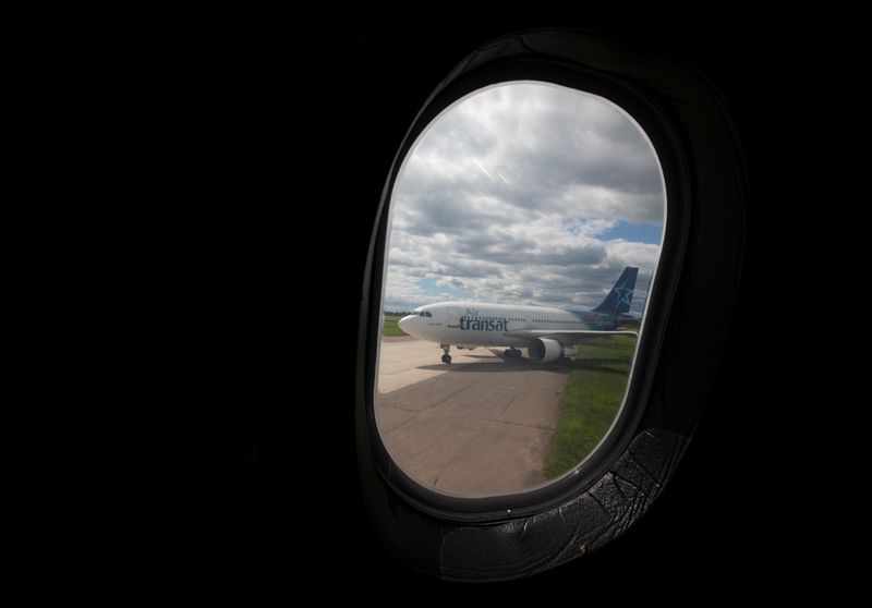 &copy; Reuters. Un Airbus A310 visto attraverso il finestrino di un altro velivolo. Mirabel, Quebec, Canada, 25 agosto 2020 REUTERS/Christinne Muschi