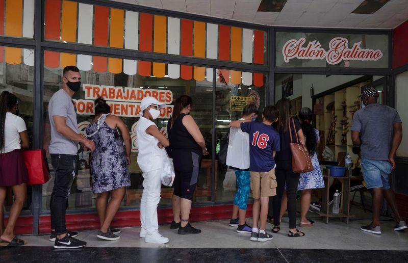 &copy; Reuters. FOTO DE ARCHIVO-Personas esperan en la fila para entrar a una tienda en La Habana, Cuba.