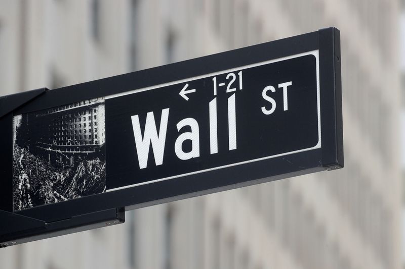 © Reuters. FILE PHOTO: The Wall St. sign is seen near the New York Stock Exchange (NYSE) in New York City, U.S., May 4, 2021.  REUTERS/Brendan McDermid