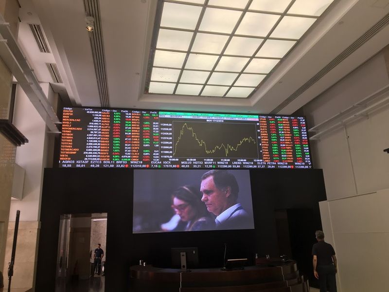 &copy; Reuters. Painel eletrônico da B3 mostra cotações de ações durante sessão da Bovespa. 17/12/2019. Aluísio Alves/REUTERS.
