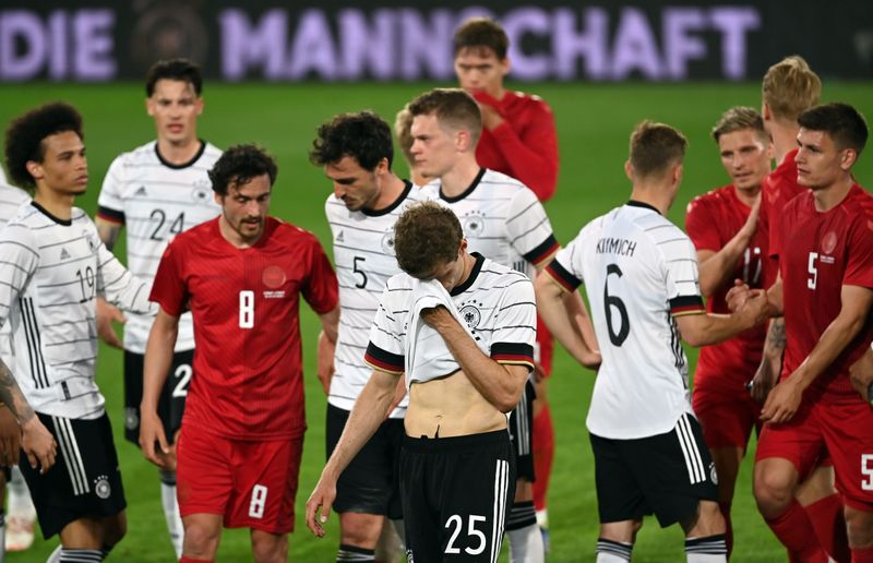 &copy; Reuters. لاعبو ألمانيا والدنمرك بعد انتهاء المباراة الودية بينهما بالتعادل يوم الأربعاء - رويترز  