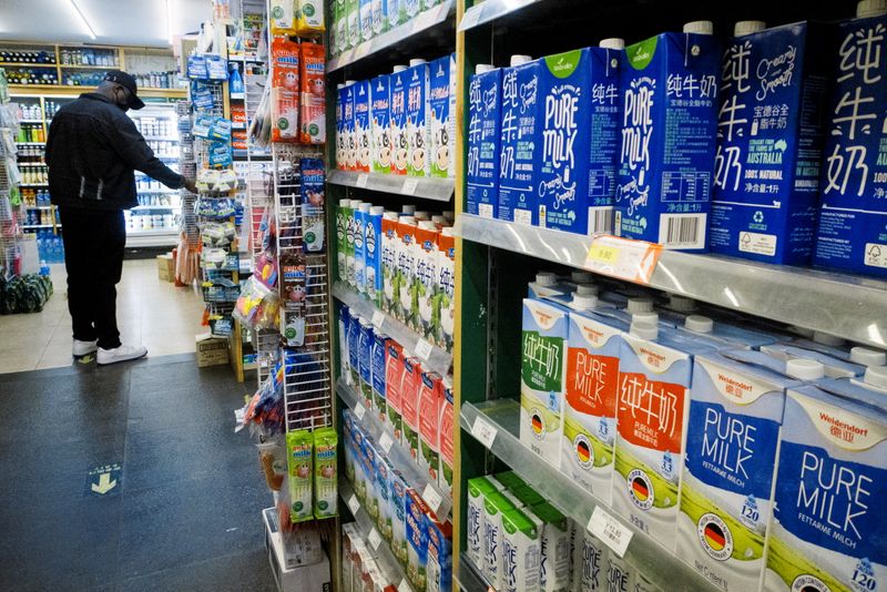 &copy; Reuters. Cartons of milk are displayed on shelves at a supermarket in Beijing, China May 19, 2021. REUTERS/Thomas Peter
