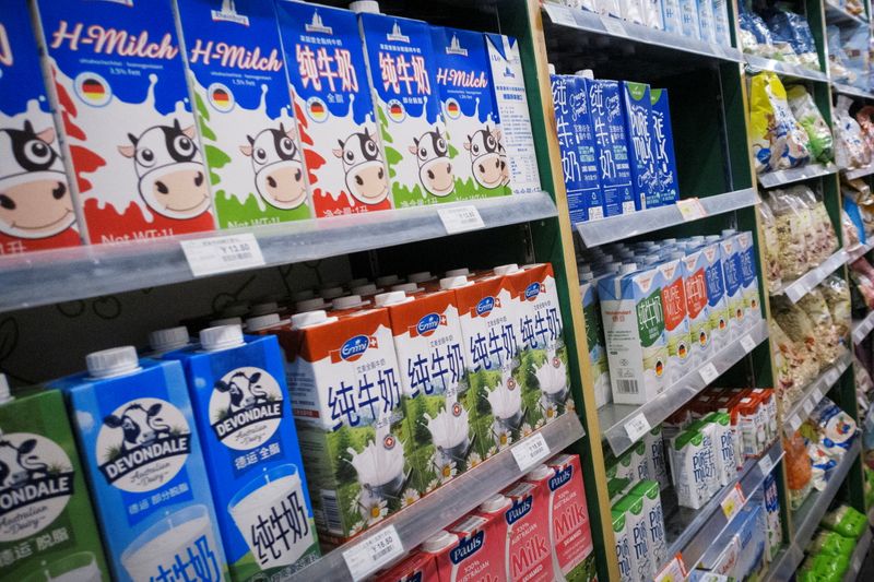&copy; Reuters. Cartons of milk are displayed on shelves at a supermarket in Beijing, China May 19, 2021. REUTERS/Thomas Peter