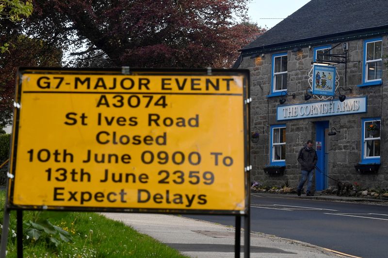 &copy; Reuters. Cartello che annuncia la chiusura temporanea di una strada a causa dello svolgimento del G7. St. Ives, Cornovaglia, Gran Bretagna. 24 maggio 2021.  REUTERS/Toby Melville/File Photo