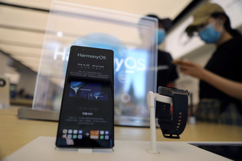 © Reuters. A Huawei Mate 40 smartphone installed with Huawei’s operating system HarmonyOS is displayed at a Huawei store in Beijing, China June 3, 2021. REUTERS/Tingshu Wang