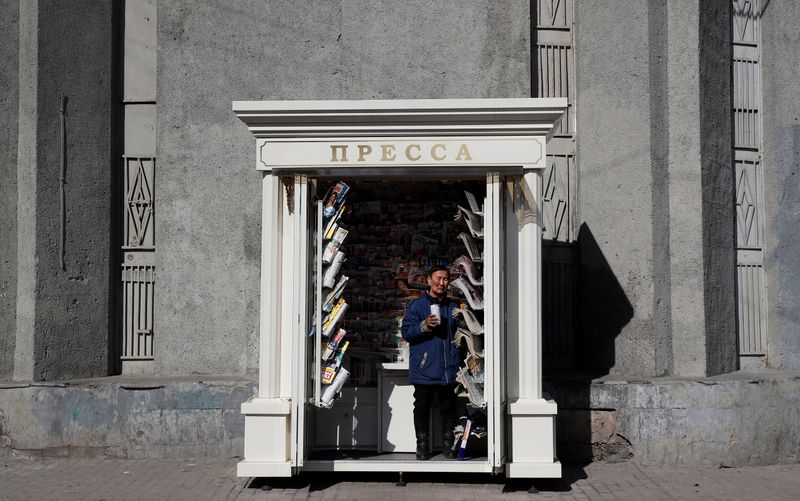 &copy; Reuters. A newspaper vendor looks on in Moscow, Russia April 2, 2019. REUTERS/Maxim Shemetov