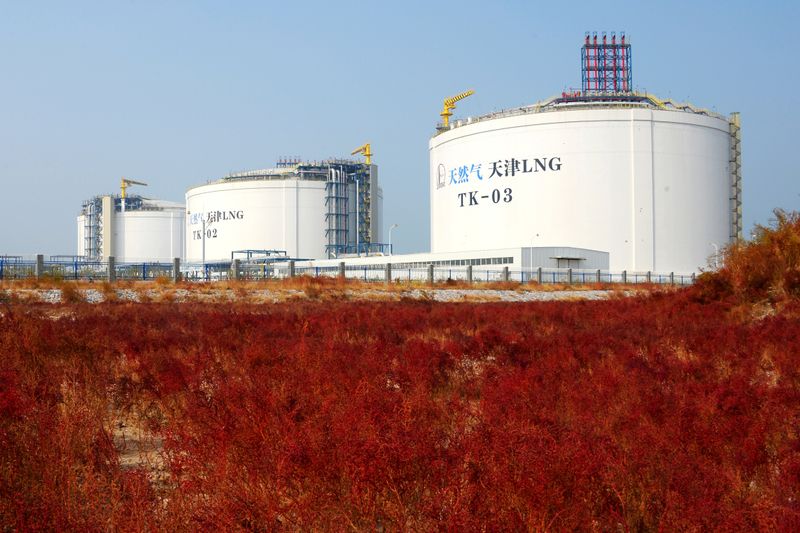 &copy; Reuters. FILE PHOTO: Liquefied natural gas (LNG) storage tanks are seen at the Sinopec Tianjin LNG receiving terminal in Tianjin, China October 22, 2018.  REUTERS/Stringer 