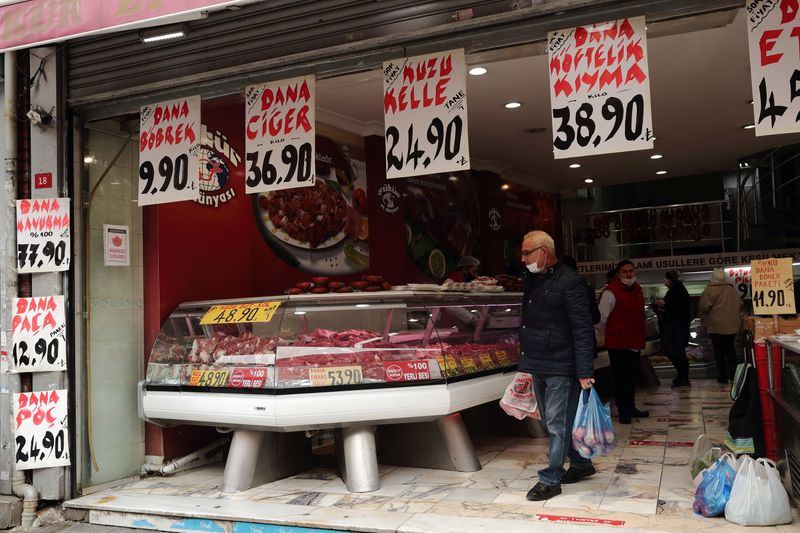 &copy; Reuters. FILE PHOTO: People shop at a meat store in Fatih district in Istanbul, Turkey January 13, 2021. REUTERS/Murad Sezer