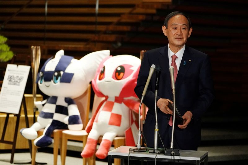 &copy; Reuters. FOTO DE ARCHIVO: El primer ministro japonés, Yoshihide Suga, junto a las mascotas de Tokio 2020 en Tokio, Japón, el 9 de abril de 2021. Eugene Hoshiko/Pool via REUTERS
