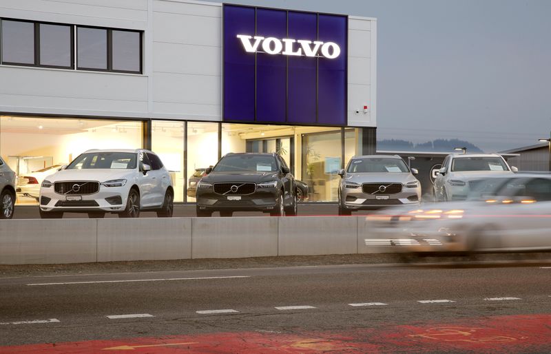 &copy; Reuters. A long exposure picture shows cars of Swedish automobile manufacturer Volvo displayed in front of a showroom of Stierli Automobile AG company in St. Erhard, Switzerland April 11, 2019. REUTERS/Arnd Wiegmann