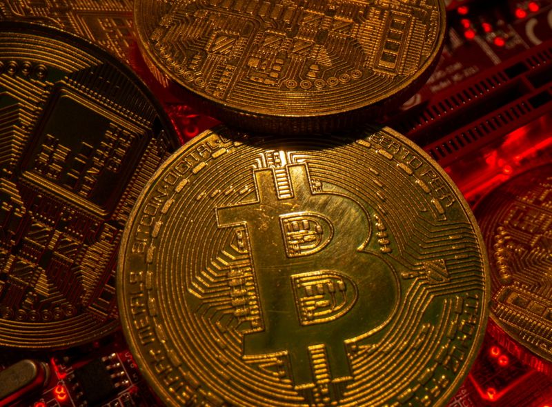 &copy; Reuters. FILE PHOTO: Representations of the virtual currency Bitcoin stand on a motherboard in this picture illustration taken May 20, 2021. REUTERS/Dado Ruvic/File Photo