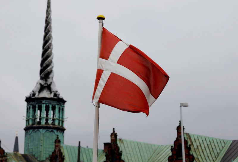 &copy; Reuters. La bandiera nazionale danese a Copenhagen. REUTERS/Andreas Mortensen