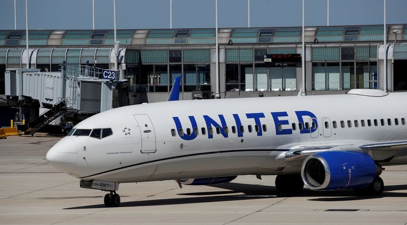 &copy; Reuters. FILE PHOTO: A United Airlines Boeing 737-800 arrives at O'Hare International Airport in Chicago, Illinois, U.S., June 5, 2019. REUTERS/Kamil Krzaczynski/File Photo/File Photo