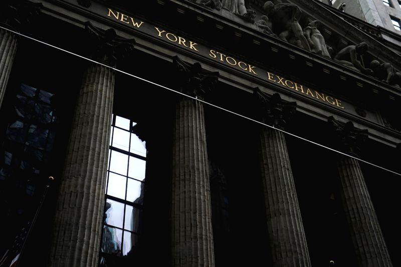 © Reuters. La Bourse de New York a ouvert en baisse jeudi. L'indice Dow Jones perd 0,7% et le Standard & Poor's 500, plus large, recule de 0,84%. Le Nasdaq Composite cède 0,81%. /Photo prise le 16 avril 2021/REUTERS/Carlo Allegri
