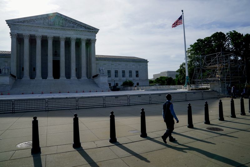 &copy; Reuters. FILE PHOTO: People walk past the U.S. Supreme Court in Washington, U.S., June 1, 2021. REUTERS/Erin Scott/File Photo