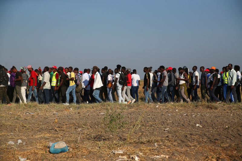 &copy; Reuters. Braccianti africani marciano per protestare contro le condizioni di lavoro in Italia, dopo la morte di 16 loro colleghi in due diversi incidenti stradali, vicino a Foggia, Italia , 8 agosto 2018. REUTERS/Alessandro Bianchi
