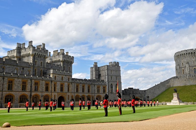 &copy; Reuters. Le guardie in formazione per la cerimonia per il compleanno ufficiale della regina Elisabetta al Castello di Windsor a Windsor, in Gran Bretagna, 13 giugno 2020. REUTERS/Toby Melville/Pool 

