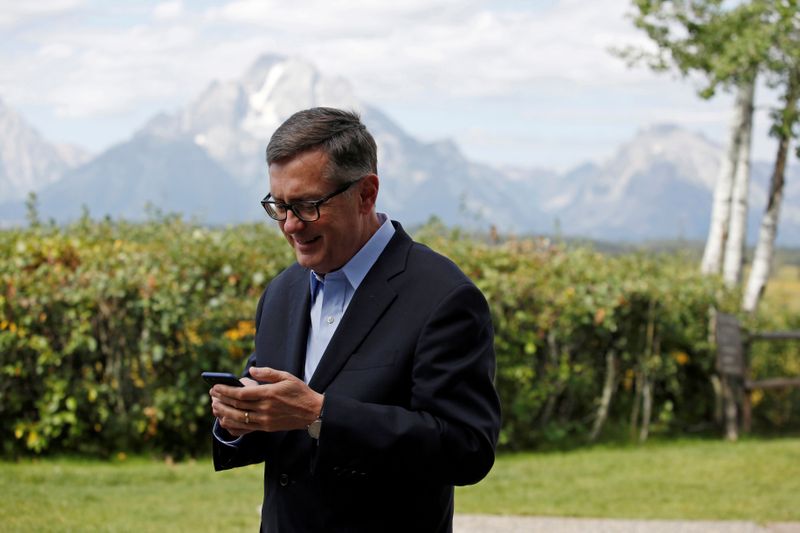 &copy; Reuters. FILE PHOTO: Federal Reserve Vice Chair Richard Clarida reacts as he holds his phone during the three-day "Challenges for Monetary Policy" conference in Jackson Hole, Wyoming, U.S., August 23, 2019. REUTERS/Jonathan Crosby/File Photo
