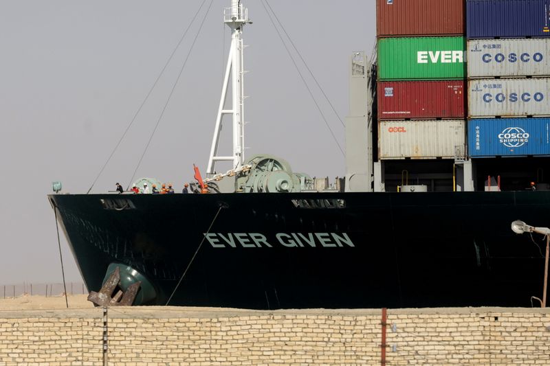 &copy; Reuters. السفينة إيفر جيفن في قناة السويس يوم 29 مارس اذار 2021.  تصوير: محمد عبد الغني - رويترز. 