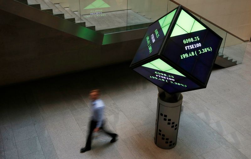 © Reuters. FILE PHOTO: A man walks through the lobby of the London Stock Exchange in London, Britain August 25, 2015. Britain's top share index looked set for its biggest one-day rise since 2011 on Tuesday after China cut interest rates to try to calm markets following turbulence that has rocked equities globally. The FTSE 100 rebounded after dropping to its lowest level since 2012 in the previous session, having fallen for 10 straight days as concerns about China's economy mounted.  REUTERS/Suzanne Plunkett