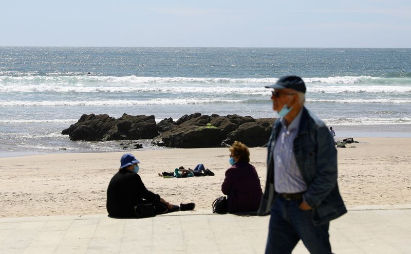 &copy; Reuters. FILE PHOTO: People enjoy the beach on the first day that tourists from Britain and most EU countries are allowed to enter Portugal without needing to quarantine, as coronavirus disease (COVID-19) restrictions continue to ease, at Matosinhos Beach, Portuga