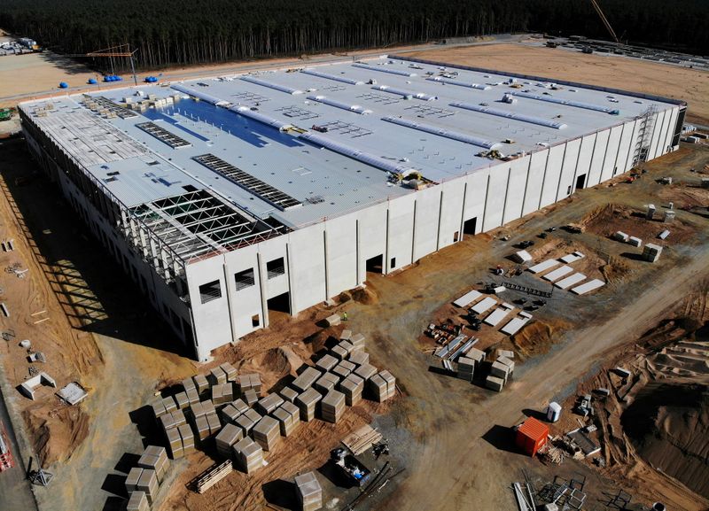 &copy; Reuters. FILE PHOTO: The construction site of the future Tesla Gigafactory is seen in Gruenheide near Berlin, Germany, September 19, 2020. Picture taken with a drone. REUTERS/Hannibal Hanschke