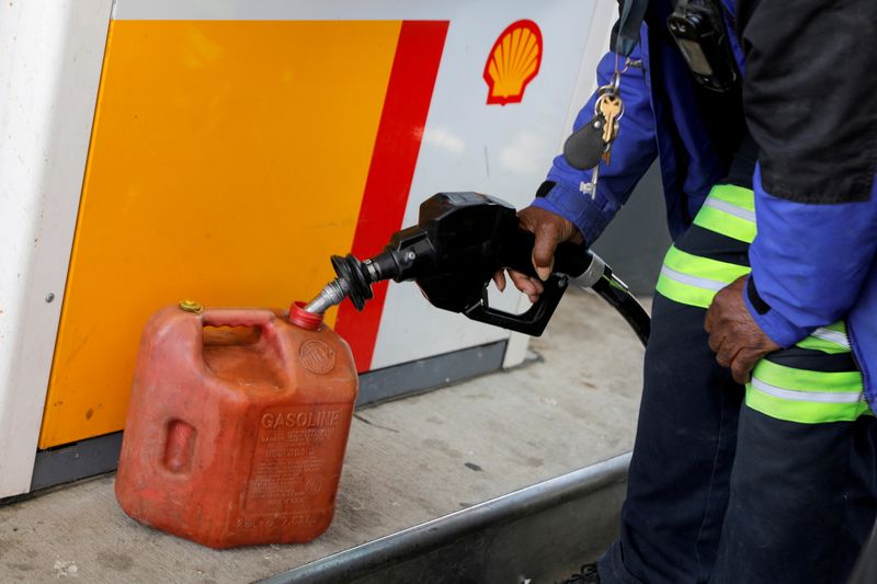 © Reuters. FILE PHOTO: A person fills a fuel container at a Shell gas station, after a cyberattack crippled the biggest fuel pipeline in the country, run by Colonial Pipeline, in Washington, D.C., U.S., May 15, 2021. REUTERS/Andrew Kelly/File Photo