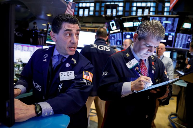 © Reuters. Traders work on the floor at the New York Stock Exchange (NYSE) in New York, U.S., January 21, 2020. REUTERS/Brendan McDermid/Files