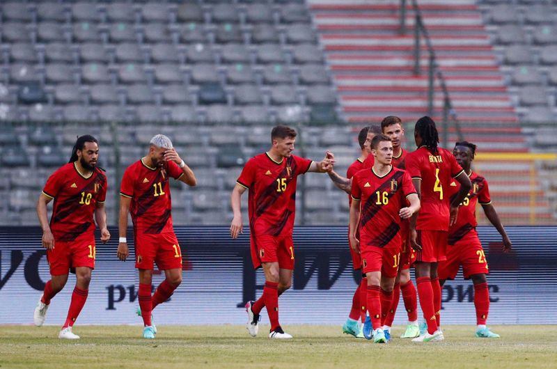 &copy; Reuters. لاعبون من بلجيكا يحتفلون باحراز هدف في شباك اليونان خلال مباراة ودية يوم الخميس. تصوير: جوهانا جيرون - رويترز. 