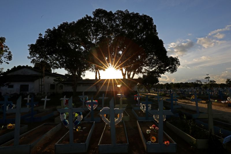 &copy; Reuters. Tumulos de vítimas de Covid-19 no Cemitério  Parque Tarumã, em Manaus
 20/5/2021 REUTERS/Bruno Kelly