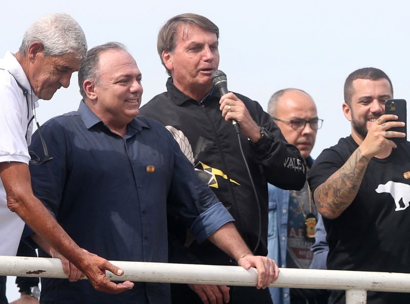 &copy; Reuters. Bolsonaro, ao lado de ex-ministro e general Pazuello, em ato no Rio de Janeiro
 23/5/2021 REUTERS