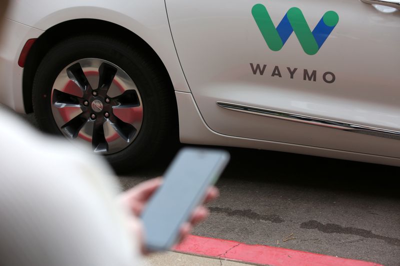 &copy; Reuters. 　６月米アルファベット傘下グーグル系の自動運転開発企業ウェイモは３日、グーグルの地図アプリ「グーグルマップ」と連携すると発表した。アプリを通じて、完全自動運転車の配車サー