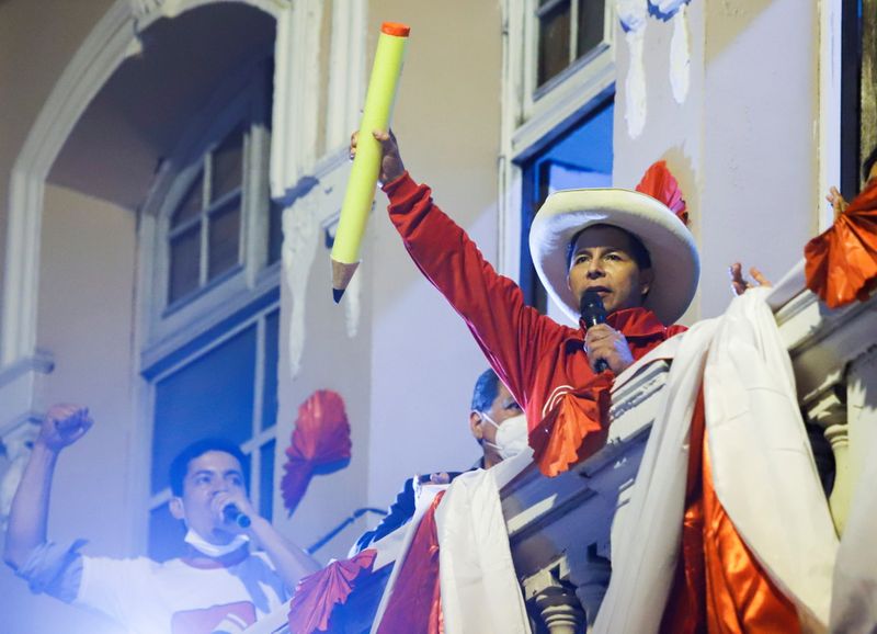© Reuters. El candidato presidencial socialista de Perú, Pedro Castillo, se dirige a sus partidarios en un evento de campaña final antes de una segunda vuelta contra la candidata de derecha Keiko Fujimori el 6 de junio, en Lima, Perú, el 3 de junio de 2021. REUTERS / Liz Tasa NO RESALES. SIN ARCHIVOS