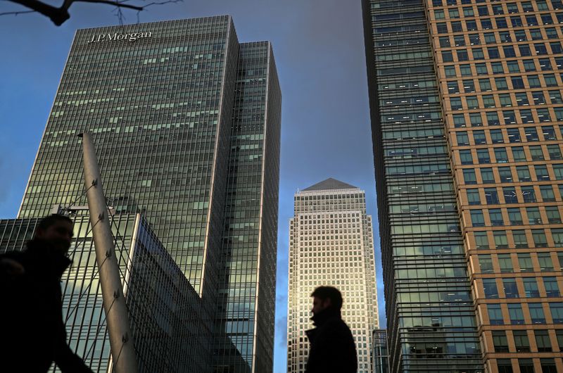 &copy; Reuters. FILE PHOTO: People walk through the Canary Wharf financial district of London, Britain, December 7, 2018. REUTERS/Simon Dawson/File Photo