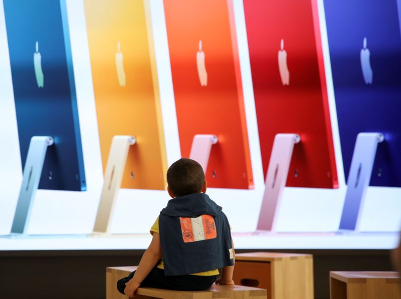 &copy; Reuters. A child looks on at the Apple's new flagship store on the day it opens on Rome's main shopping street, Via del Corso, in Rome, Italy, May 27, 2021. REUTERS/Yara Nardi