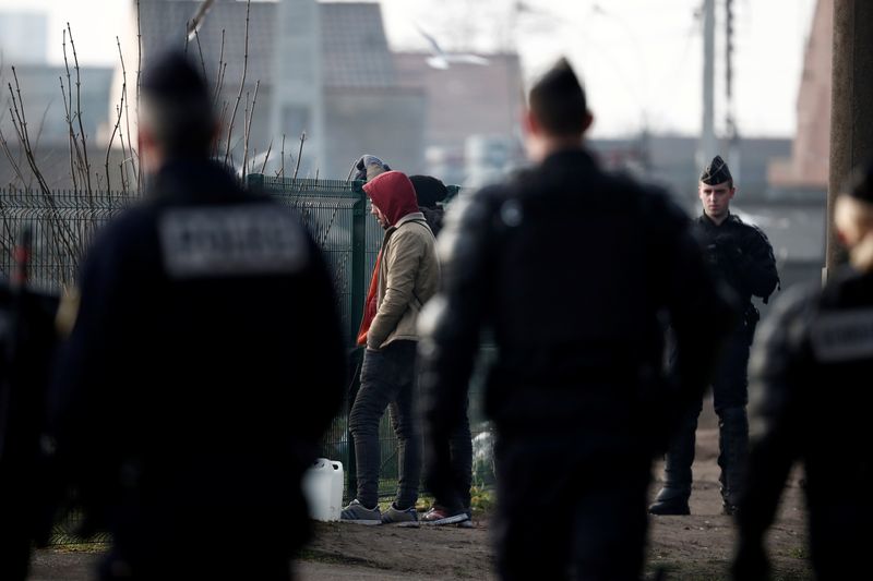 &copy; Reuters. Une opération d'évacuation d'un campement illicite de migrants est en cours depuis 06h00 vendredi matin à Calais, a déclaré le ministre de l'Intérieur, Gérald Darmanin. /Photo d'archives/REUTERS/Benoit Tessier
