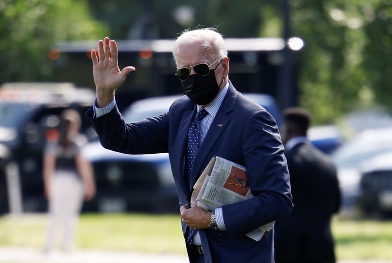 &copy; Reuters. U.S. President Joe Biden waves as he arrives to board Marine One for a flight to Rehoboth Beach, Delaware from the Ellipse near the White House in Washington, U.S., June 2, 2021. REUTERS/Carlos Barria
