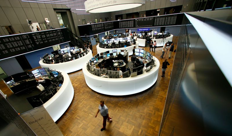 &copy; Reuters. Les principales Bourses européennes évoluent sans réelle tendance vendredi. À Paris, l'indice CAC 40 perd 0,09% vers 08h45 GMT. À Francfort, le Dax est stable et à Londres, le FTSE cède 0,14%. /Photo d'archives/REUTERS/Ralph Orlowski