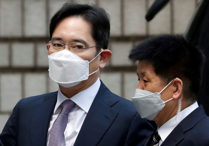 &copy; Reuters. FILE PHOTO: Samsung Group heir Jay Y. Lee arrives for a court hearing to review a detention warrant request against him at the Seoul Central District Court in Seoul, South Korea, June 8, 2020. REUTERS/Kim Hong-Ji/File Photo