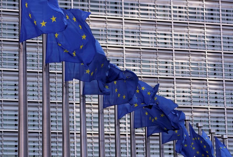 &copy; Reuters. Bandiere dell'Unione europea davanti alla sede della Commissione Ue a Bruxelles, Belgio, 19 febbraio 2020 REUTERS/Yves Herman