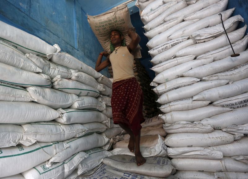 &copy; Reuters. Trabalhador carrega pacotes de açúcar em mercado em Kolkata, na Índia
REUTERS/Rupak De Chowdhuri