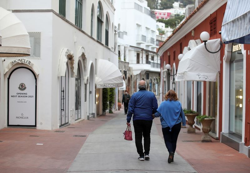 &copy; Reuters. Alcune persone passeggiano per le vie di Capri. Italia, 28 aprile 2021 REUTERS/Yara Nardi