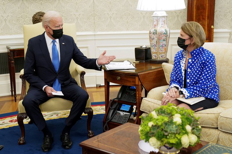 &copy; Reuters. Presindente dos EUA, Joe Biden e senadora republicana Shelley Capito em reunião na Casa Branca, Washington
13/05/2021
REUTERS/Kevin Lamarque