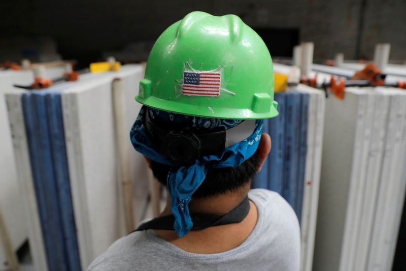 &copy; Reuters. العلم الأمريكي على خوذة عامل في مصنع في مدينة نيويورك بولاية نيويورك الأمريكية يوم الخميس. تصوير: أندرو كيلي - رويترز.