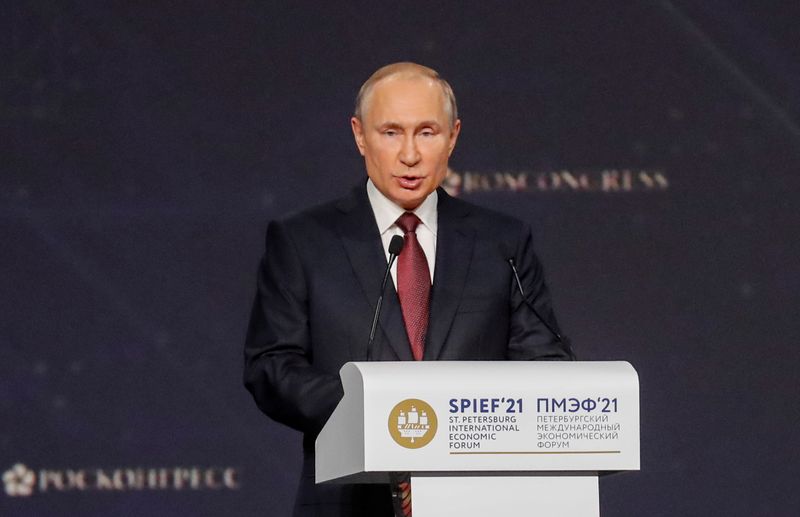 &copy; Reuters. El presidente de Rusian, Vladimir Putin, en sesión del Foro Económico Internacional de San Petersburgo, Rusia, 4 junio 2021.
Anatoly Maltsev/Pool vía REUTERS
